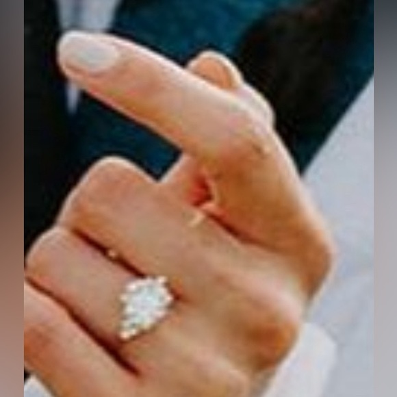 Moissanite solitaire ring asymmetrical setting - Picture 7 of 8